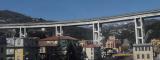 Aus dem Zugfenster: Im Hintergrund die ersten verschneiten Berge des Apenins. Hier werden Günther und ich im Jahr drauf mit dem Mountainbike entlangradeln. Es wacht hier ein Viadukt der Autostrada Genova - Savona aus den 1950er Jahren. (27.76 KByte) 11.3 :: Innsbruck - Genova - Nice : Aus dem Zugfenster: Im Hintergrund die ersten verschneiten Berge des Apenins. Hier werden Günther und ich im Jahr drauf mit dem Mountainbike entlangradeln. Es wacht hier ein Viadukt der Autostrada Genova - Savona aus den 1950er Jahren.