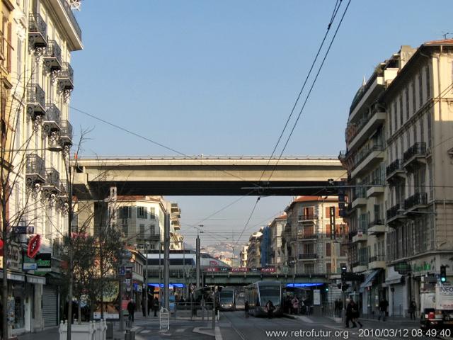 11.3 :: Innsbruck - Genova - Nice : Voie Rapide, die Stadtautbahn. Darunter die Eisenbahn, darunter querend die neue Tramway entlang des zentralen Boulevards.