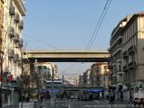 Voie Rapide, die Stadtautbahn. Darunter die Eisenbahn, darunter querend die neue Tramway entlang des zentralen Boulevards. (58.42 KByte) 11.3 :: Innsbruck - Genova - Nice : Voie Rapide, die Stadtautbahn. Darunter die Eisenbahn, darunter querend die neue Tramway entlang des zentralen Boulevards.