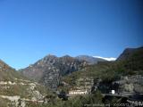 12.3 ::  Nice-Isola 2K (FRA) - Bagni di Vinadio / Strepeis (ITA) : Zunächst mit dem Bus von Nizza durch die trockenen Voralpenberge nach Isola 2000. Hinten rechts im Bild ist er schon, unser Schnee!