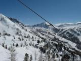 Blick Richtung Süden auf den Skiort Isola 2000 und weiter in jene Berge, über die wir ein Jahr zuvor hierher kamen. (51.9 KByte) 12.3 :: Nice-Isola 2K (FRA) - Bagni di Vinadio / Strepeis (ITA) : Blick Richtung Süden auf den Skiort Isola 2000 und weiter in jene Berge, über die wir ein Jahr zuvor hierher kamen.