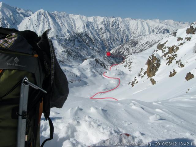 12.3 ::  Nice-Isola 2K (FRA) - Bagni di Vinadio / Strepeis (ITA) : Rast am Passo Tesina, 2400m. Der Rote Punkt, das heutige Ziel in der Ferne. Ab jetzt den Ski 