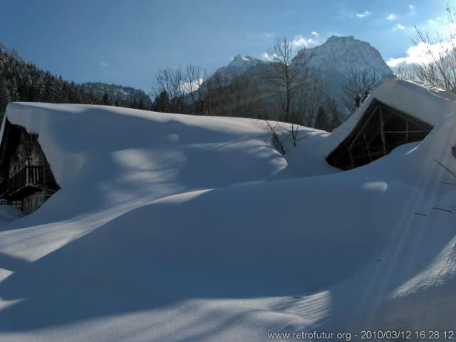 12.3 ::  Nice-Isola 2K (FRA) - Bagni di Vinadio / Strepeis (ITA) : Meterhoch türmt sich der flockigste Pulver und verdeckt das im Winter nicht bewohnte Dorf am Talschluss.