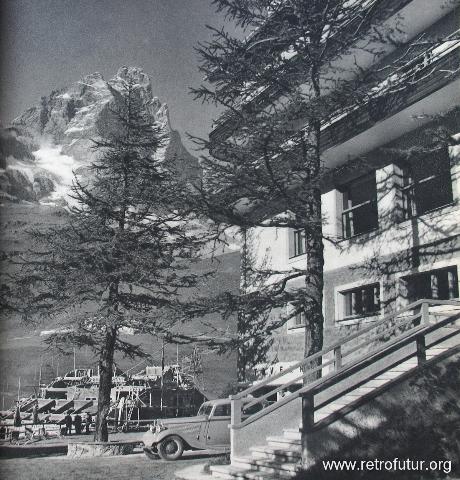 1935: L'albergo con taverna aspetta l'inaugurazione della funivia per Plan Maison, ancora in costruzione (in basso a sinistra) (61.94 KByte) Considerazioni urbanistiche : 1935: L'albergo con taverna aspetta l'inaugurazione della funivia per Plan Maison, ancora in costruzione (in basso a sinistra)