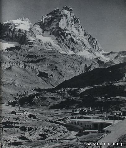 Anni 1930: Ancora il Cervino vigila sulle tradizionali case Walser, ma è gia riconoscibile la costruzione della moderna autorimessa (in basso a destra) (41.61 KByte) Considerazioni urbanistiche : Anni 1930: Ancora il Cervino vigila sulle tradizionali case Walser, ma è gia riconoscibile la costruzione della moderna autorimessa (in basso a destra)