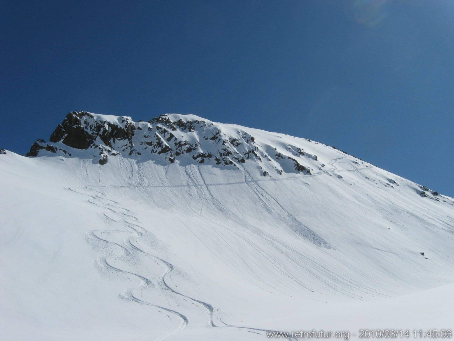 14.3 :: Ref. Rabuons (FRA) - Ref.Vens (FRA) : Blick retour, die Querung der unscheinbaren Gipfelflanke war nicht ganz unsteil aber nötig. Pulver 1.