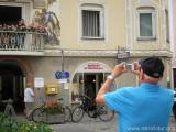 Mittenwald im Speziellen und das Umland im Allgemeinen : Tourist beim photographieren einer Wandmalerei mitsamt Balkon