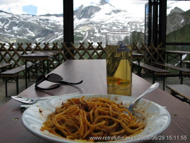 Caffè und Zeitung : Tuxer-Joch / Tirol (2008)