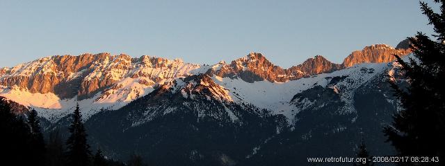 Hohe Munde : 7:28 - Hinterreintalschrofen  (li.) und Wetterstein (re.)