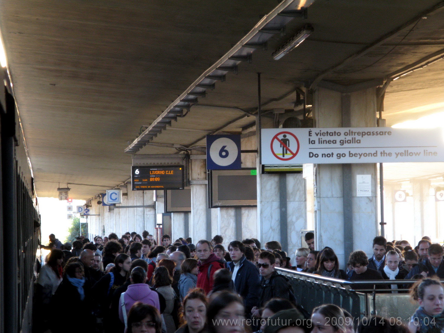 Erster Tag : Pisa Centrale: Schüler und Studenten um 8 Uhr morgens