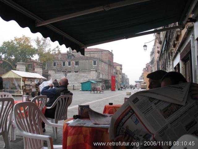 Caffè und Zeitung : Venezia, Biennale di, (2006)