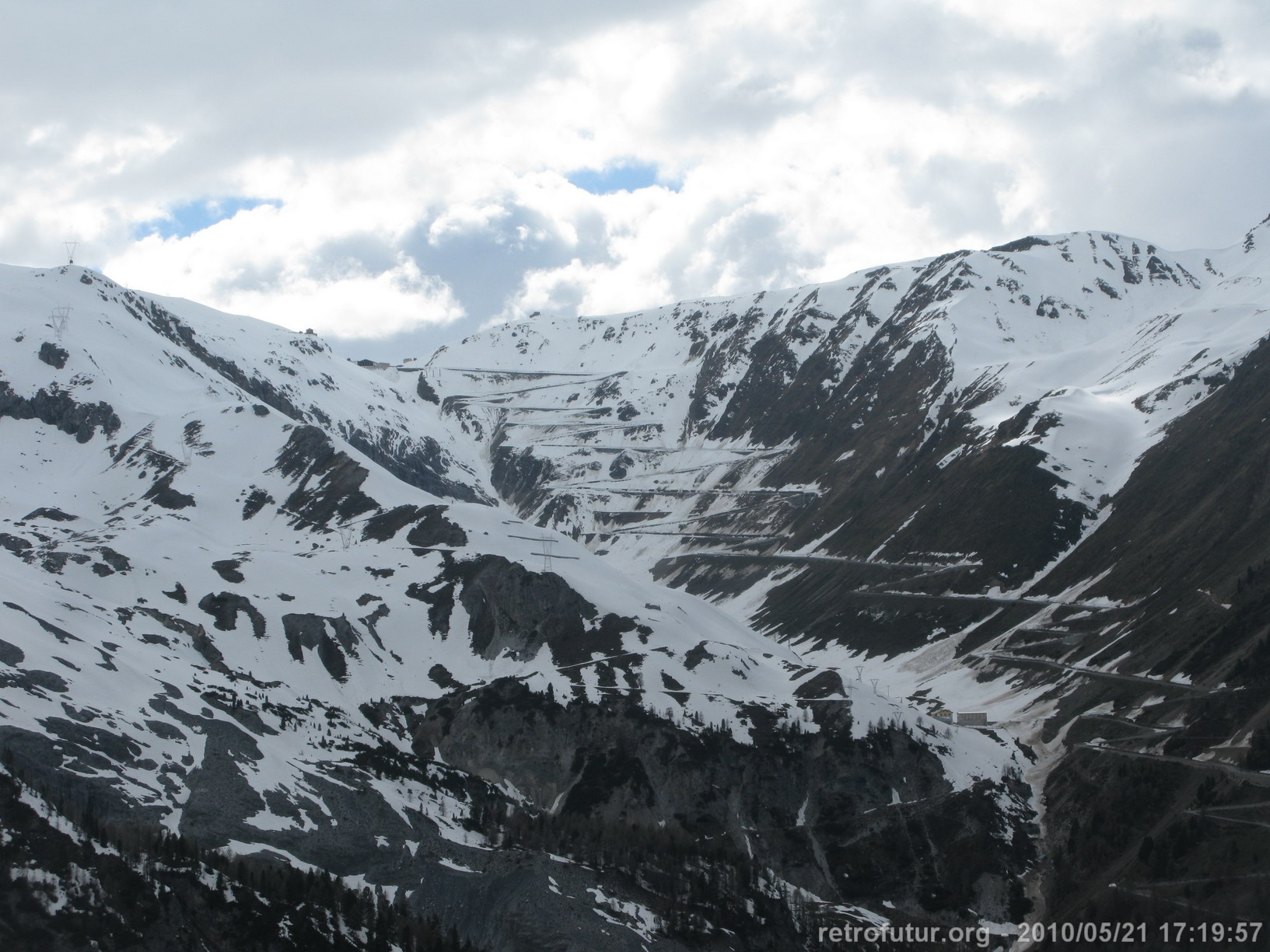 Tuckettstspitze / Berglhütte : Stilfser Joch Strasse noch im Winterschlaf