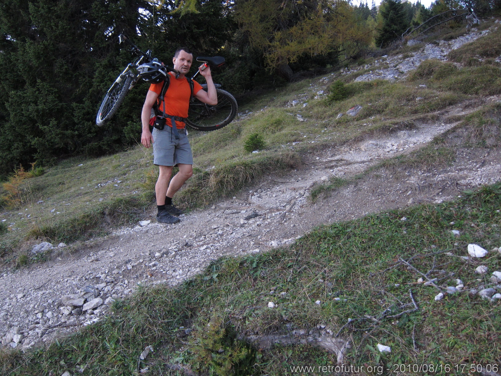 Karwendel 2010 : Dreihundert Höhenmeter tragen, das kann ein wenig  nagen