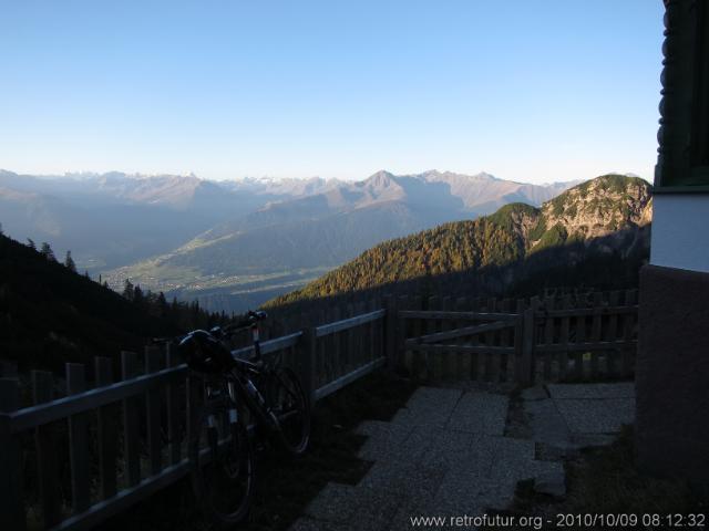 Karwendel 2010 : Im Frühtau zu Berge reckt sich das Radl am Geländer