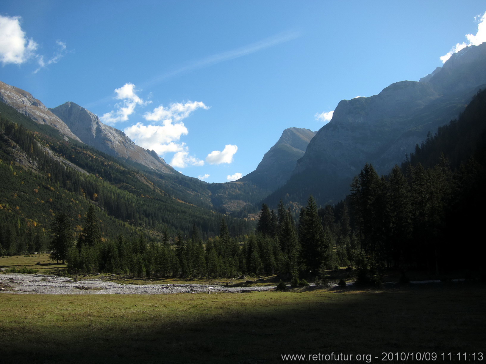 Karwendel 2010 : Es lockt bereits das Mittagessen im Karwendelhaus (Sattel in Bildmitte)