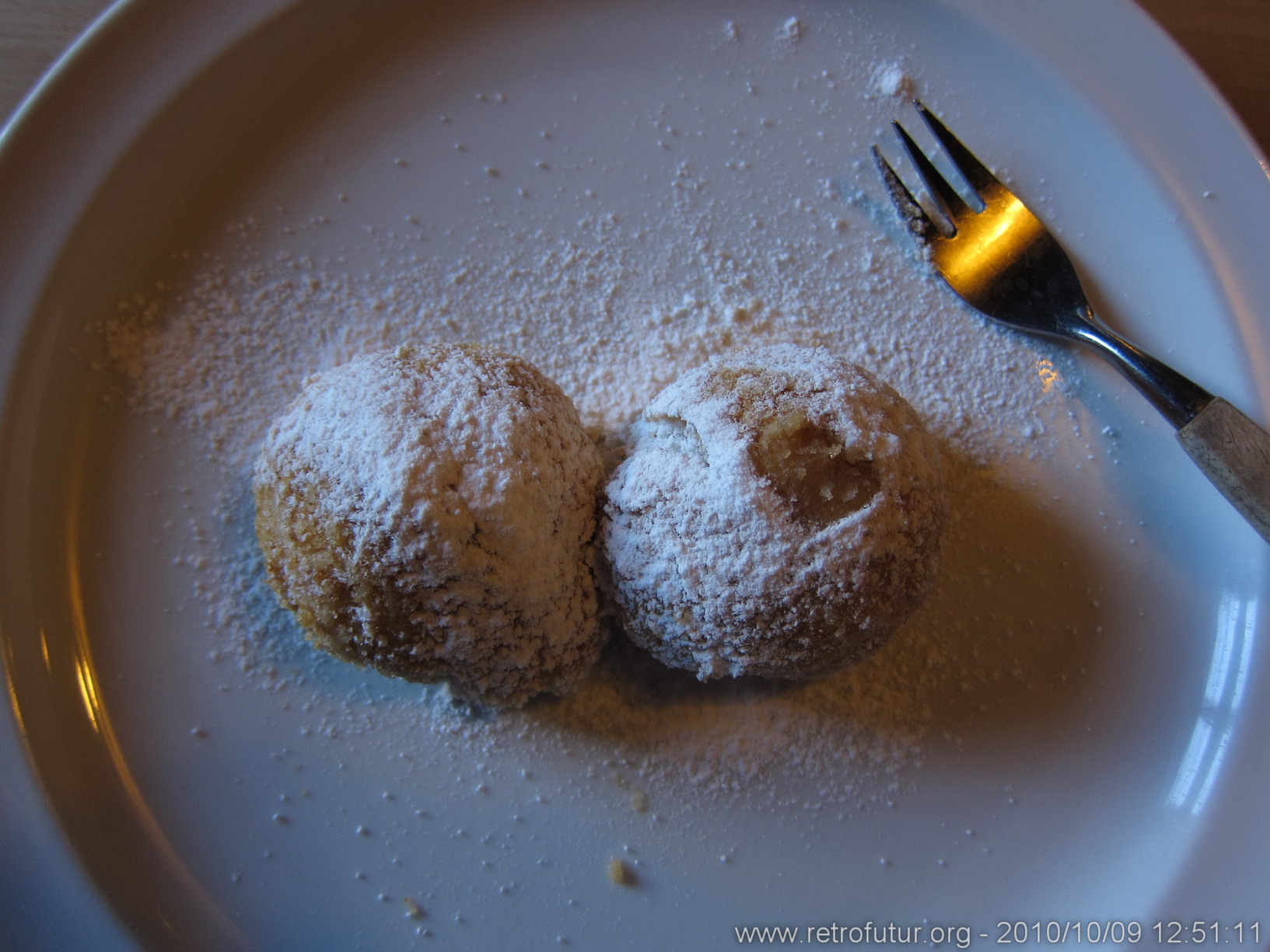 Karwendel 2010 : Zwei sog. Vanilleknödel. Stück nur 1 Euro. Und das am Karwendelhaus.