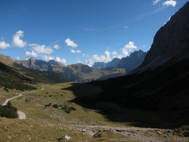 Karwendel 2010 : Locker einrollen. Lalider Wände im Blick.