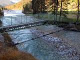 Karwendel 2010 : Bei Hinterriß: Brücke bestehend aus zwei standard Oberleitungsmasten der Bundesbahn. Kreativ und robust.