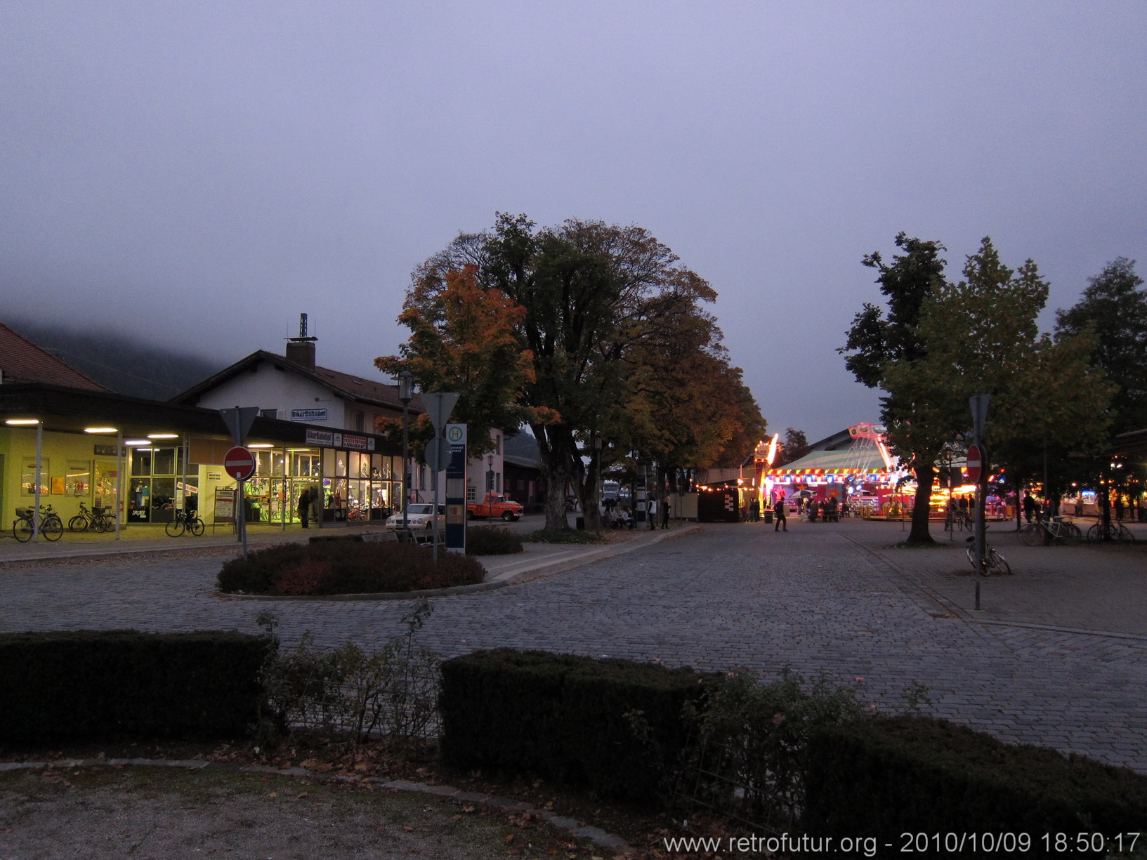 Karwendel 2010 : Mittenwald Bahnhofsplatz mit Jahrmarkt