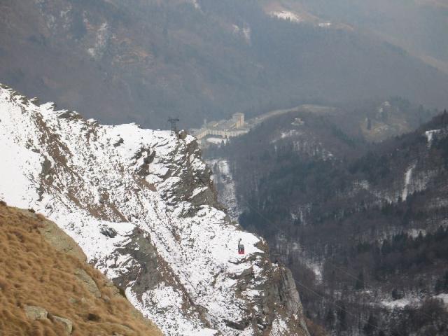 Oropa (BL) * /  Cestovia Monte Camino : L'unico pilone intermedio, in basso il santuario