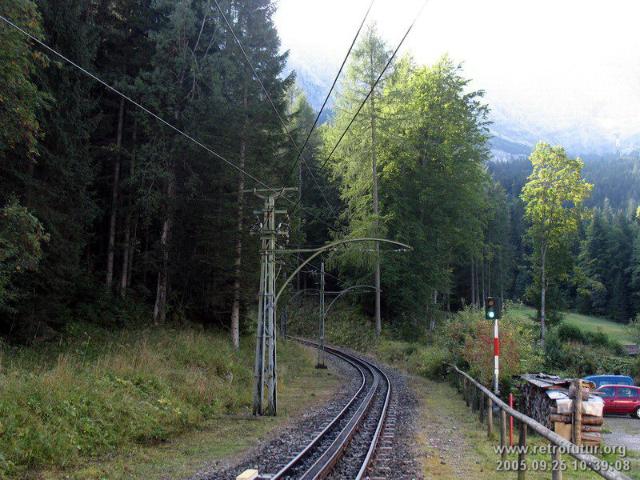 Als Alternative zur Seilbahn mag man auch die Zahnradbahn nehmen, die jedoch größtenteils im dunklen Berg kriecht während die Seilbahn über diesen hinweg schwebt (65.62 KByte) I.) Die Eibsee Seilbahn : Als Alternative zur Seilbahn mag man auch die Zahnradbahn nehmen, die jedoch größtenteils im dunklen Berg kriecht während die Seilbahn über diesen hinweg schwebt