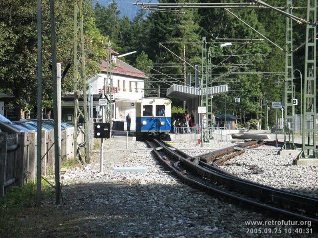 I.) Die Eibsee Seilbahn : Station Eibsee unweit der Seilbahnstation. Nach Garmisch-Partenkirchen besteht ebenso eine Zugverbindung