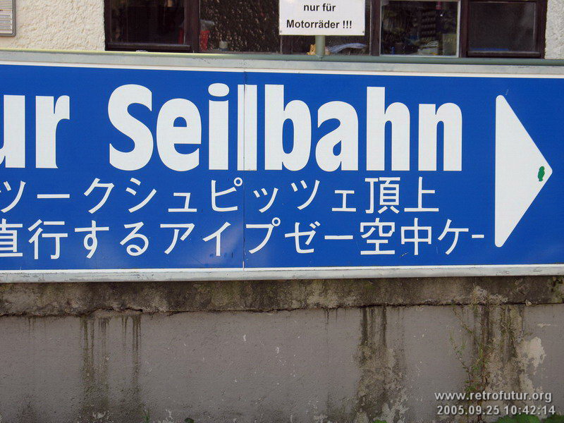 I.) Die Eibsee Seilbahn : Ein kulturübergreifendes Hinweisschild weist deutlich den Weg zur Talstation