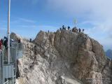 II.) Der Gipfel : Mutige Bergsteiger steigen von der Seilbahnterasse (links) auf den Zugspitzgipfel auf (rechts)