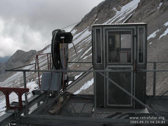 III.) Das Zugspitzplatt : Lawinensprengseilbahn über der Umlenkscheibe des südlichen Plattskilifts