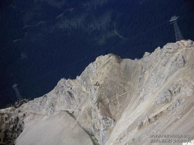 III.) Das Zugspitzplatt : Zwei Masten der Tiroler Zugspitzbahn am Grat