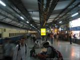 Early in the morning on the platform of New Delhi station (50.24 KByte) Approach 1 : Early in the morning on the platform of New Delhi station