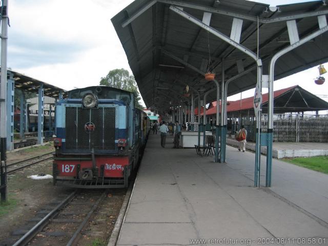 Approach 1 : The traction engine still pauses at 656m above sea level before it entails the climb up to 2169 m reaching the town of Shimla