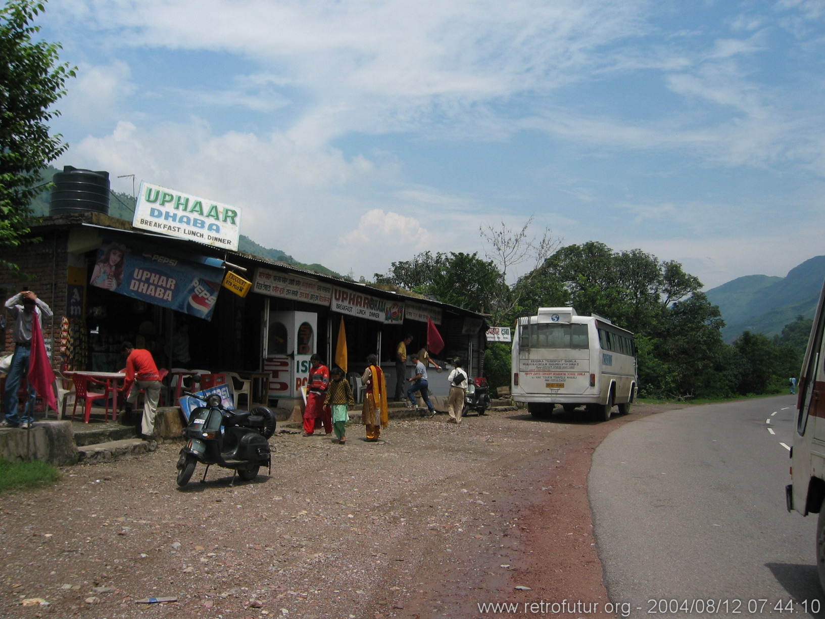 Approach 1 : Lunch break on the way to Manali