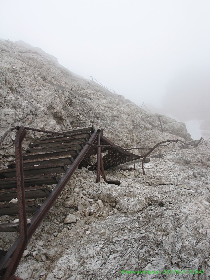 Secondo tratto: Forcella Staunies - Grande fotoreportage 2007 : La scalinata per sendere sul ex-ghiacciao cristallo.