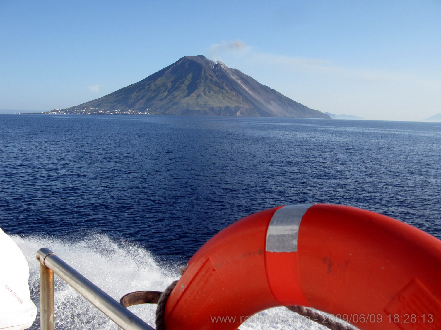 9.6: From Napoli to Stromboli by ancient Hydrofoil : Here it appears, our majesty Stromboli