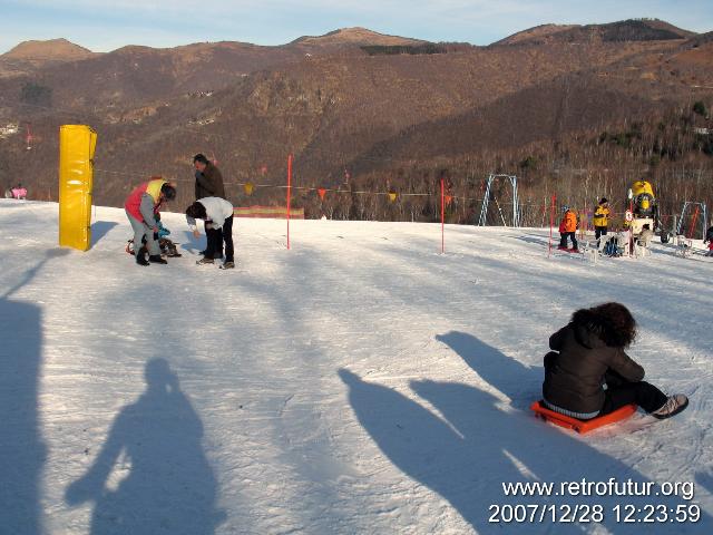 Pian Vada (Monte Zeda) / Lago Maggiore : Nordseitig plötzlich ein bisschen Schnee. Sogleich hat man einen Lift aufgestellt