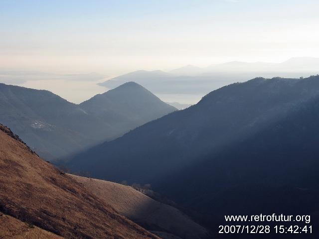 Pian Vada (Monte Zeda) / Lago Maggiore : In dieses Tal geht es hinab. Wird auch Zeit.