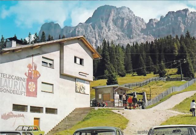 Talstation noch als Korblift, offenbar war dies eine Anlage der Fa. Graffer, diese wurde später durch einen Sessellift von Leitner ersetzt. (58.07 KByte) Tiers (BZ) / Korblift Laurin I+II, Passo Nigra : Talstation noch als Korblift, offenbar war dies eine Anlage der Fa. Graffer, diese wurde später durch einen Sessellift von Leitner ersetzt.
