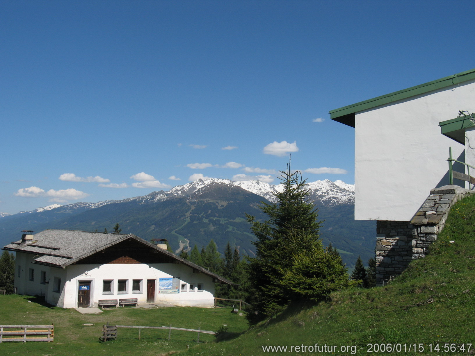 Sesselbahn Pfriemesköpfl : Rechts die Talstation des Sessellifts, links die Bergstation der Muttereralm Gondelbahn