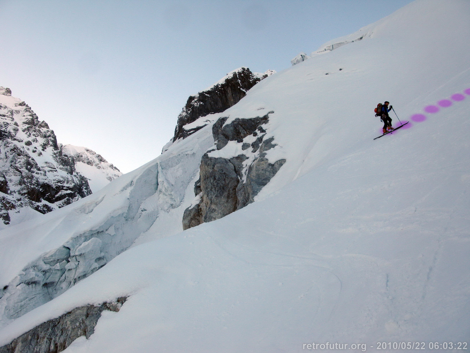 Trafojer Eiswand 3556m - Skitour : Sechs Uhr, gut Hell. Am unteren Ortler Ferner