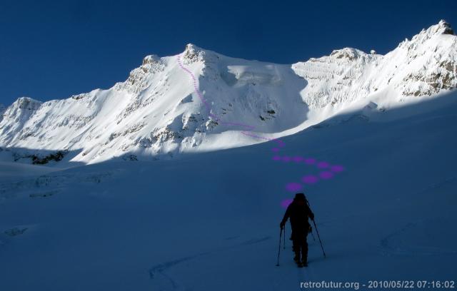 Trafojer Eiswand 3556m - Skitour : Das Ziel vor Augen gehts über den weiten Trafoier Ferner locker Richtung Eiswandflanke