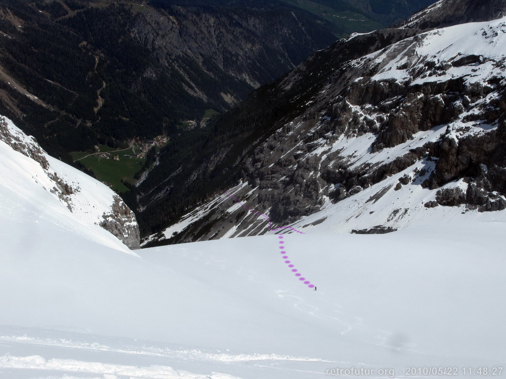 Trafojer Eiswand 3556m - Skitour : Talblick nach Trafoi mit der Strasse zum Stilfser Joch. Gepunktet der vor uns liegende Rückweg zur Berglhütte (am Ende der tw. schneefreien Flanke zu erahnen)