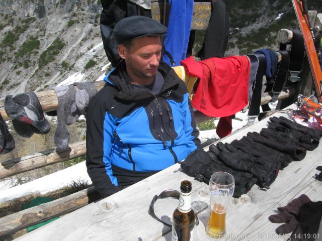 Trafojer Eiswand 3556m - Skitour : Ruhiges Handschuhe beaufsichtigen unter Zuhilfenahme eines adäquaten Getränks