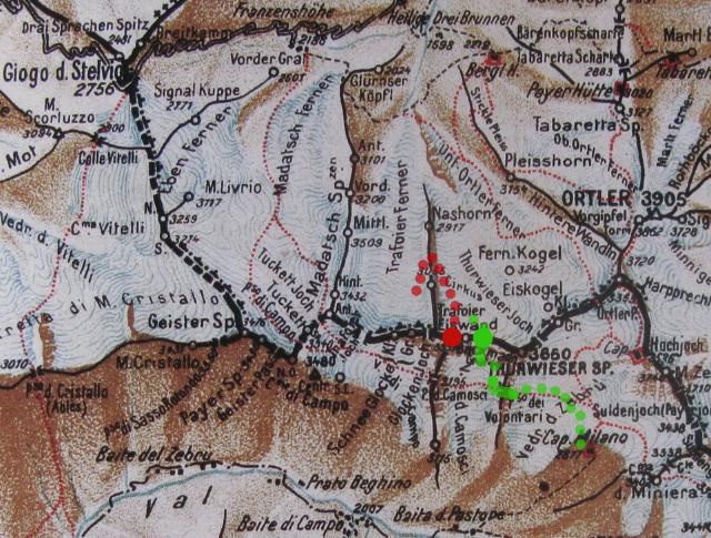 Im Jahr 1917 verläuft die Front entlang des Grates vom Stilfser Joch (li.) über die Geisterspitze zum Ortler (re.) (94.92 KByte) Trafojer Eiswand 3556m - Erster Weltkrieg : Im Jahr 1917 verläuft die Front entlang des Grates vom Stilfser Joch (li.) über die Geisterspitze zum Ortler (re.)