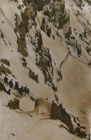 Hundertschaften an italienischen Soldaten strömen 1917 von Süden hinauf zum Grat um die verlorenen Stellungen wieder zurückzuerobern (29.85 KByte) Trafojer Eiswand 3556m - Erster Weltkrieg : Hundertschaften an italienischen Soldaten strömen 1917 von Süden hinauf zum Grat um die verlorenen Stellungen wieder zurückzuerobern