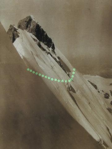 Der etwa 250m lange itaienische Stollen am Grat in einer Aufnahme vom 27. August 1917. (18.24 KByte) Trafojer Eiswand 3556m - Erster Weltkrieg : Der etwa 250m lange itaienische Stollen am Grat in einer Aufnahme vom 27. August 1917.
