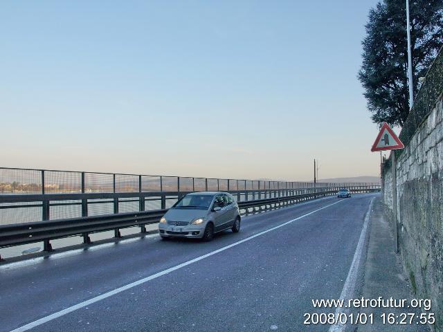 Lago Maggiore - rusty sunset walk : Guard rails mostro: Davanti al lago, un nuovo brutto nastro d'acciao alto due metri...