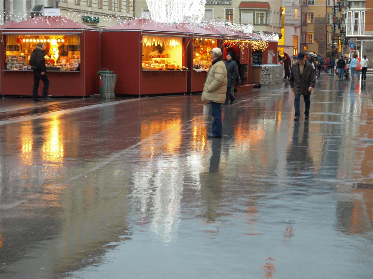 Hungerburgbahn Tag 2 nach seiner Inbetriebnahme : ...dal mercatino...