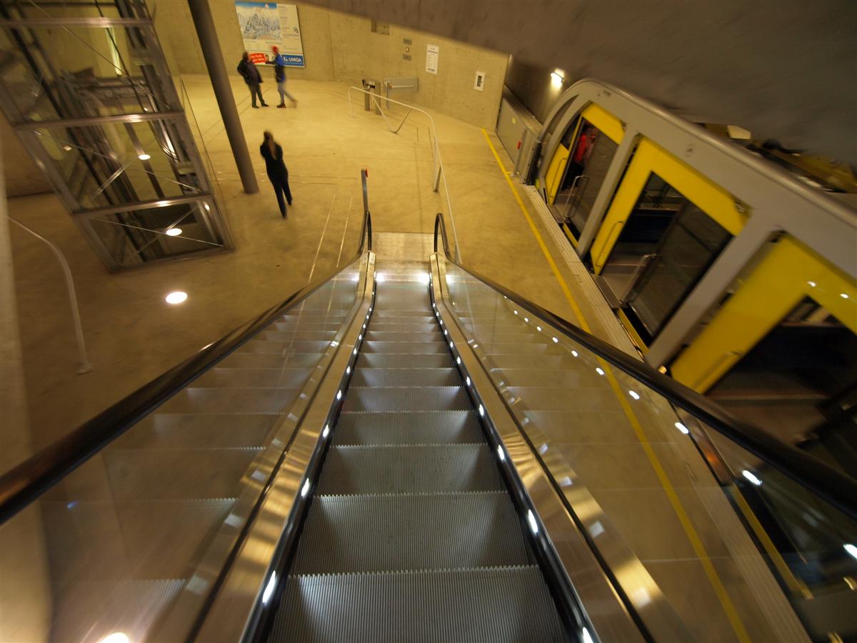 Hungerburgbahn Tag 2 nach seiner Inbetriebnahme : ...Rolltreppe Abwärts...