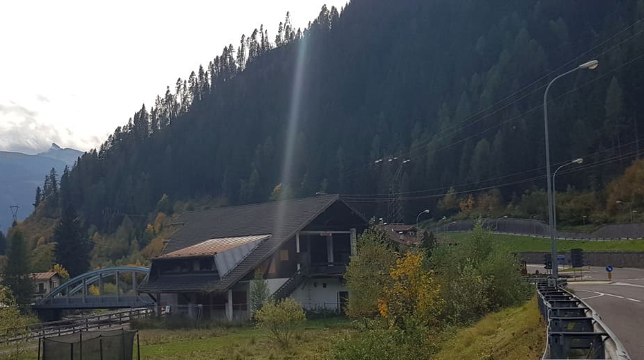 Predazzo (TN) / Ovovia Le Rois / Gardonè : La stazione inferiore vista dalla strada statale